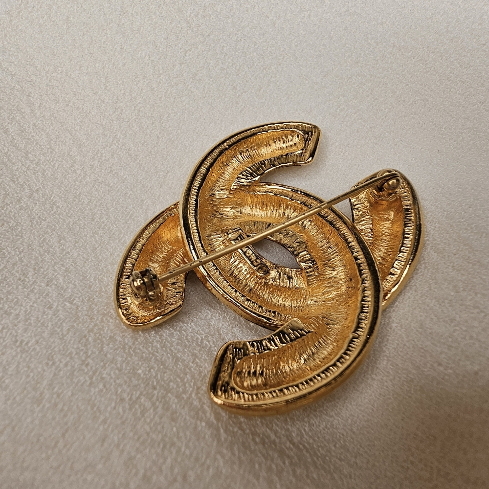 CHANEL Iconic Vintage Brooch - Picture 11 of 13